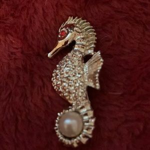 Sea horse brooch ocean pearl